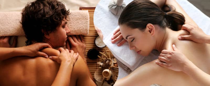 homme et femme profitant d'un massage ayurvédique