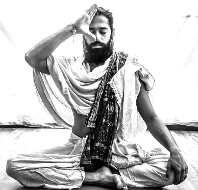 photo d'un homme pratiquant le pranayama
